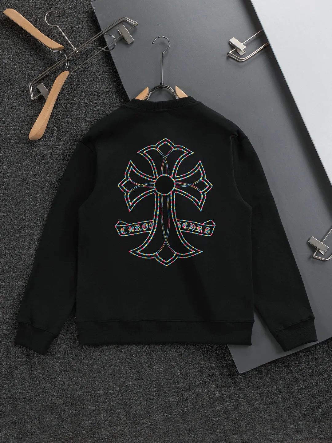 P240 Chrome Hearts CH Cross 25SS Autumn and Winter Sweatshirt Early Autumn Classic Colorful Horseshoe Patch Embroidery on the Chest Colorful Cross ✝️🪡Embroidered Logo on the Back Round Neck Pullover Sweatshirt, a popular style, a style that both men and women like, same style for men and women, 100% chance of turning heads when you wear it when you go out! It’s all about being handsome. The designer’s classic sense is precisely grasped. The whole piece of clothing is heavy. Industrial washing process. Ready-made garments are dyed + sprayed for a horse effect. The double-wash process is very recognizable. It uses heavy washing to make it distressed. The edges of the patch are slightly rolled and naturally distressed. It has a three-dimensional sense of layering and a little damage. It is very visually lethal. It adheres to Kroxin's consistent rough style. The chest and back are large, and the horseshoe flower printed patch pattern is embroidered and decorated. It is also decorated with silver metal engraved distressed buttons. The classic elements full of brand recognition instantly enhance the overall sense of grade and specification. Its texture is quite high-end! The overall feeling is high-end, simple and elegant, with silver hardware accessories, a full set of customized accessories, and the pattern of the entire dress is all decorated with patchwork three-dimensional embroidery technology, which is the finishing touch of the entire dress. The design on the back is even more eye-catching! ! This full back is so cool, it’s full of design, and the overall upper body style highlights fashion and individuality. Wearing it together as a couple is even more popular on the street. I recommend the early autumn sweatshirt! ! The fabric is a unique 440g 100% cotton, which is skin-friendly, breathable, warm to the touch, firm in texture, and smooth in lines. It can be called a back killer, which has very strict requirements on craftsmanship and cost. The smooth neckline, flat cuffs and hems are large and tightly stitched, tight and orderly, and the details are perfect. The consistent OS version can be worn alone or layered. It is very casual, but very iconic! It is simply the flagship of high-end trendy brands and must be included in your wardrobe. It has the American fashion spirit of freedom and individuality, and is highly recognizable and stylized! Color: Black White Size: S-XL Size chart: S: Shoulder width 51-Bust 56-Length 69 M: Shoulder width 52.5-Bust 58-Length 71 L: Shoulder width 54-Bust 60-Length 73 XL: Shoulder width 55.5-Bust 62-Length 75